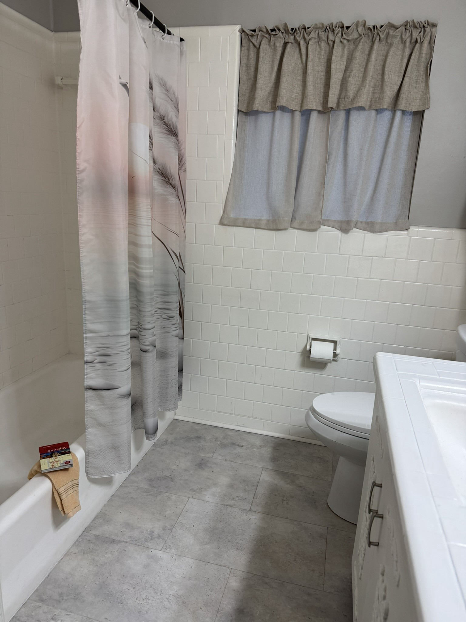 Main Bathroom — Tub & Shower